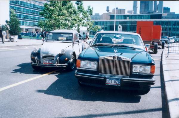 Zwei standesgem��e Diplomatenfahrzeuge vor dem UN Geb�ude