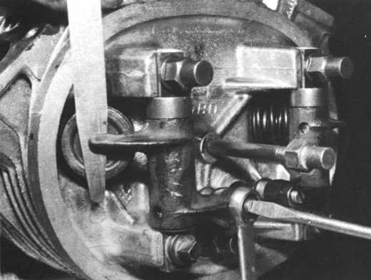 Bild 1 Zylinderkopf beim Einstellen