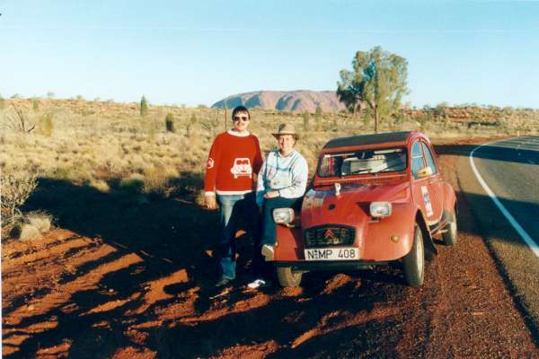 Uschi und Hobo vor Ayers Rock